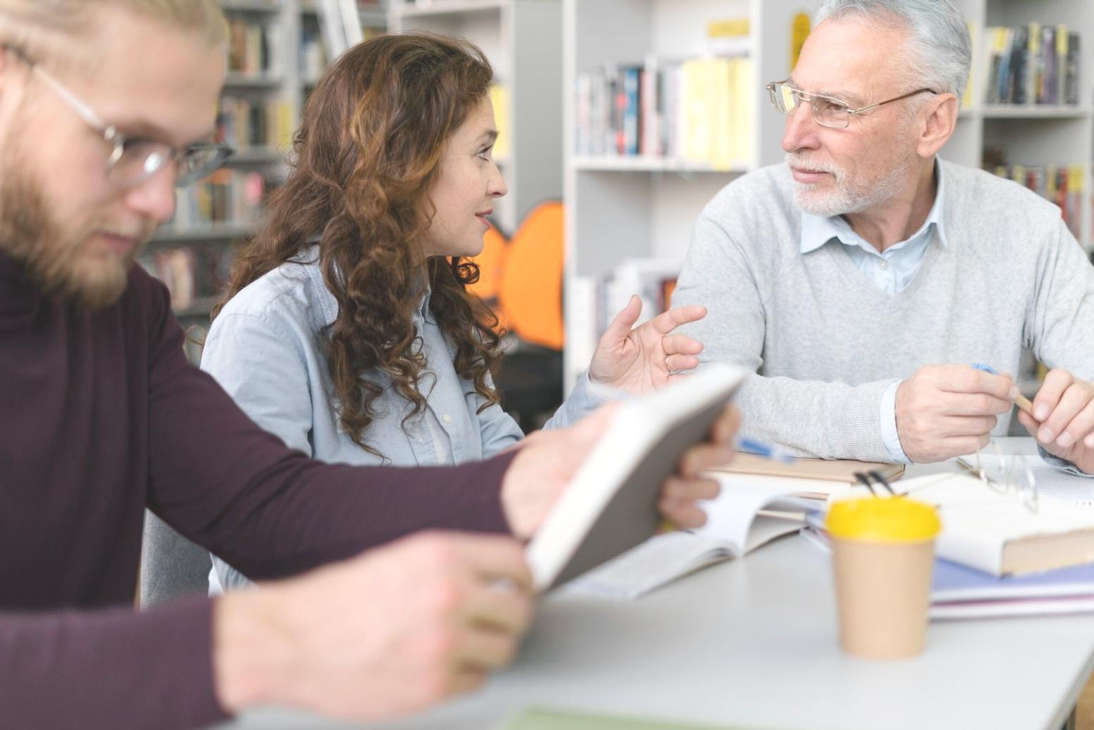Teilnehmer bei der Analyse von Geschäftskennzahlen und Rentabilitätsdaten