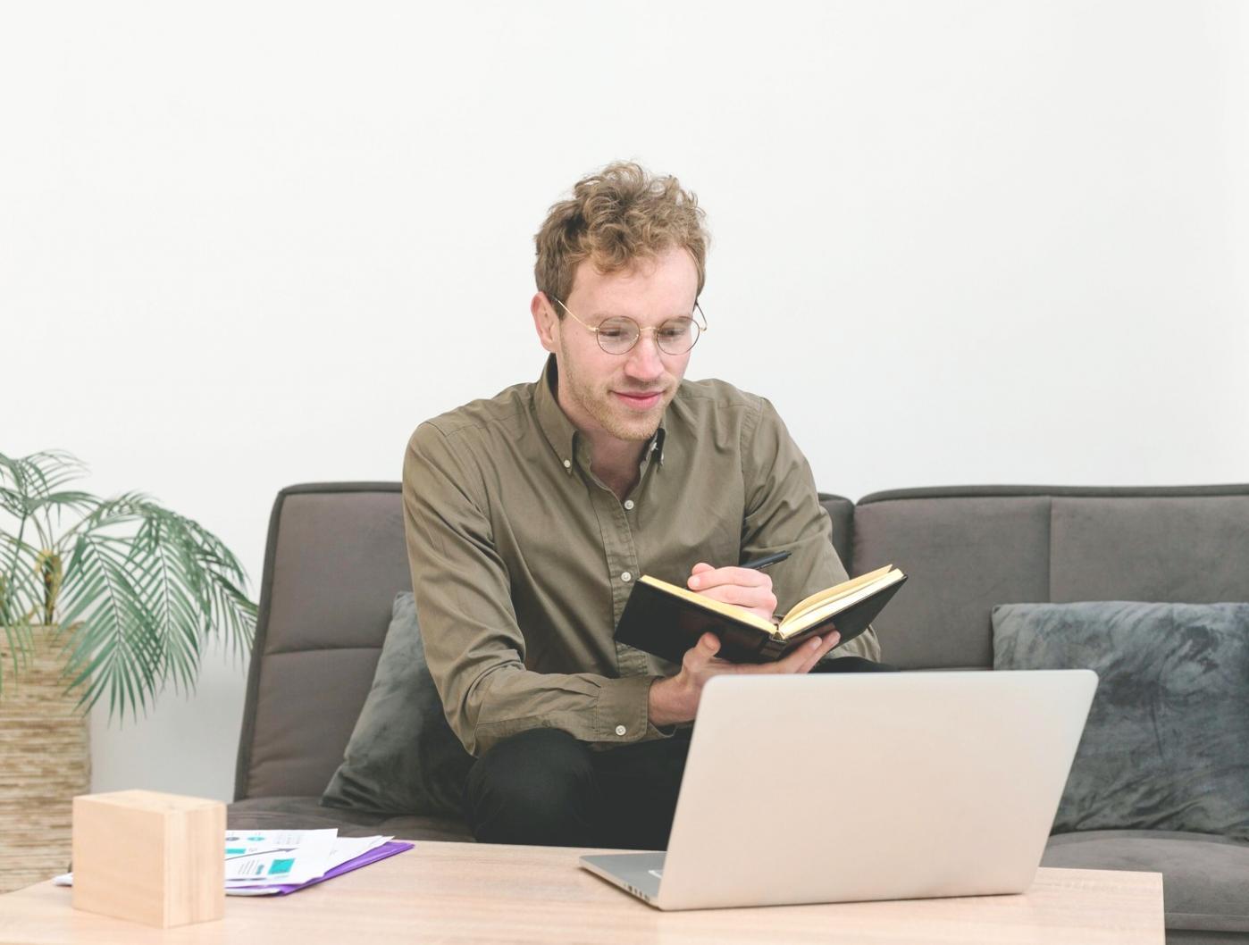 Arbeitssituation während einer Finanzanalyse-Session