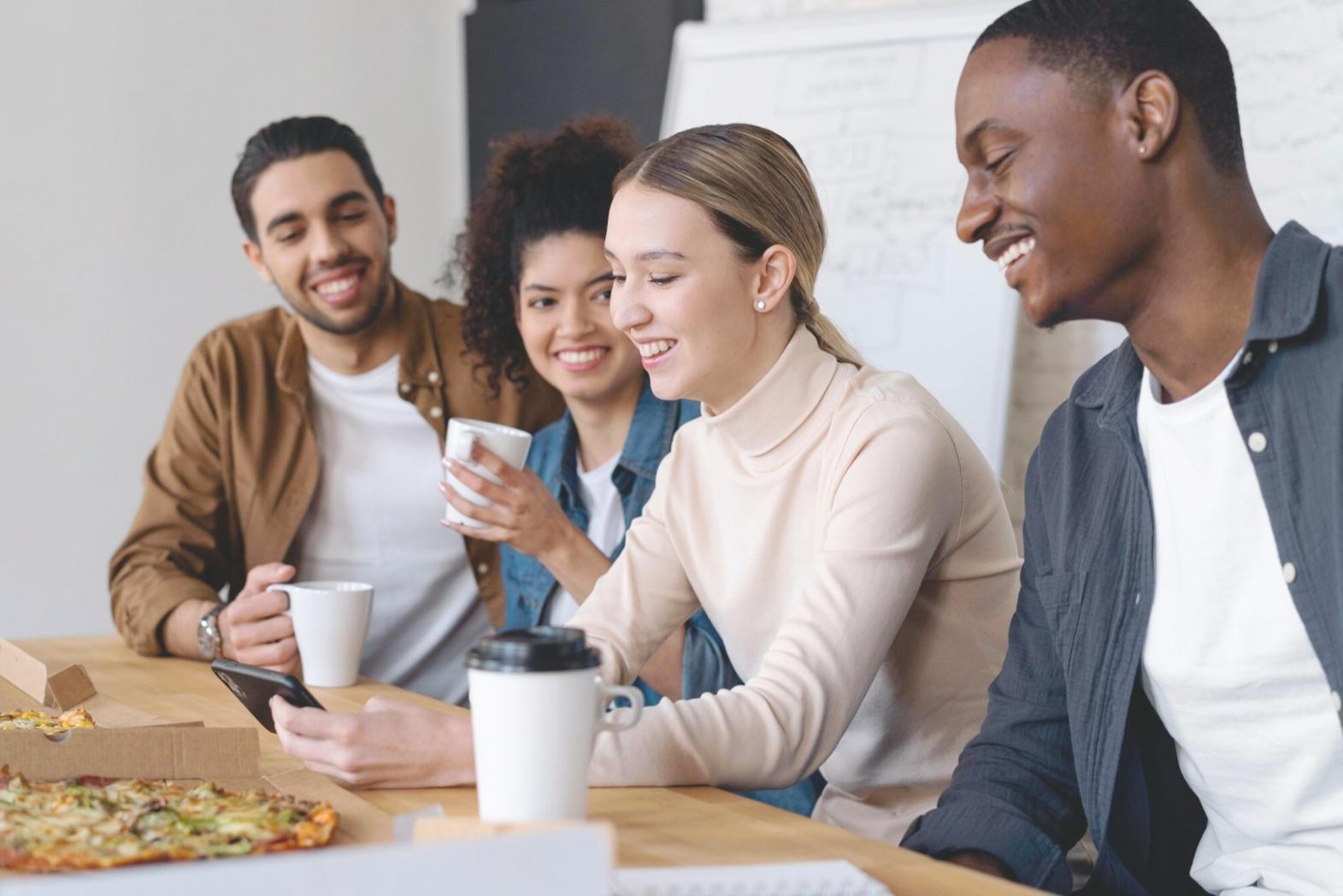 Finanzanalyse und Beratungsgespräch in modernem Büro