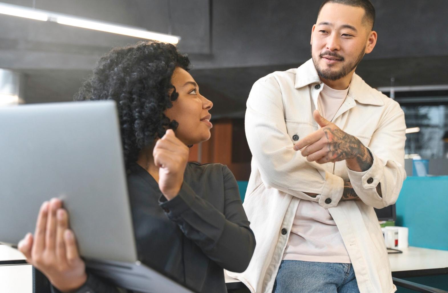 Detaillierte Ansicht von Finanzberichten und Rentabilitätskennzahlen auf einem Schreibtisch